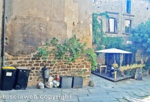 Viterbo - Piazza Cappella, cestino stracolmo e 4 buste con materiale che potrebbe essere differenziato
