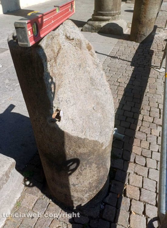 Viterbo - Danneggiata la colonna al portone di ingresso del giardino di Palazzo dei Priori