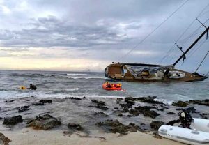 Formentera - Tempesta in mare - Barca a vela si scaglia contro le rocce