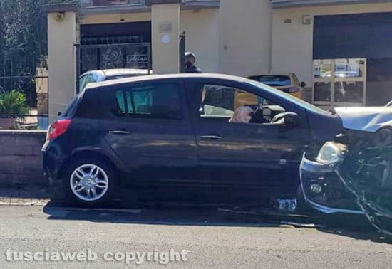 Viterbo - Scontro frontale tra due auto in via Igino Garbini