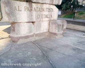 Viterbo - Il monumento dei paracadutisti al Sacrario