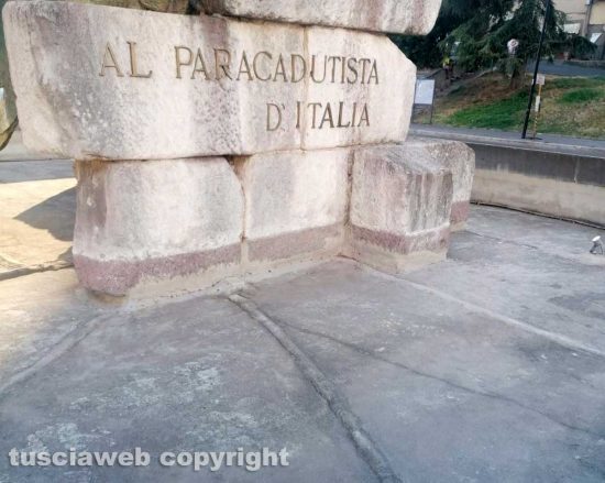 Viterbo - Il monumento dei paracadutisti al Sacrario