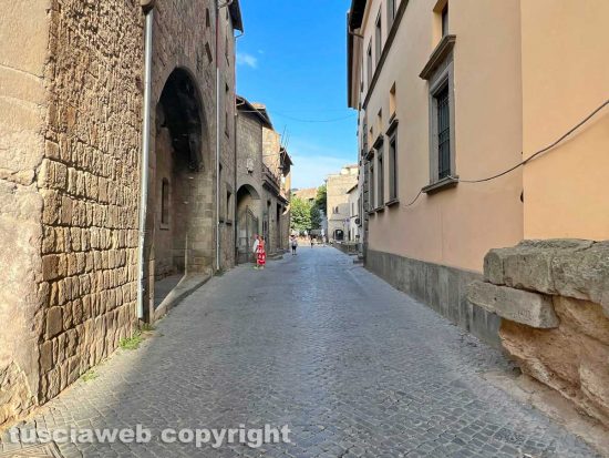 Viterbo - Ferragosto in città, vie deserte e pochi turisti 