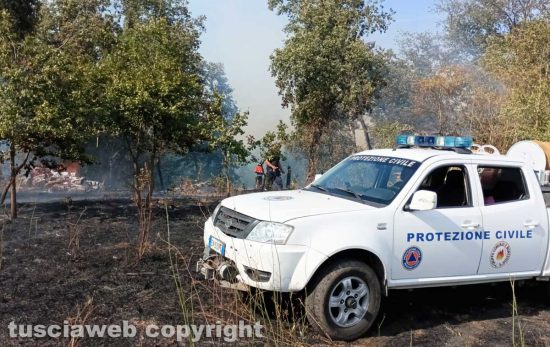 Campagnano - Vasto incendio, bruciano 40 ettari tra bosco e pattume - Intervento protezione civile di Monterosi