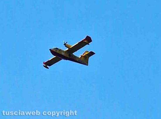Un canadair in volo