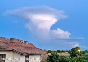 Una nuvola a fungo avvistata a Ischia di castro nel mese di giugno