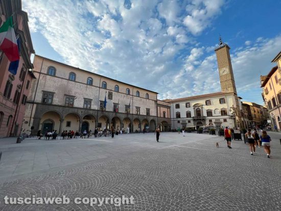Viterbo - Ferragosto in città, vie deserte e pochi turisti 