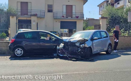 Viterbo - Scontro frontale tra due auto in via Igino Garbini