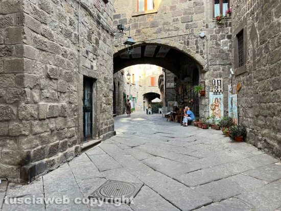 Viterbo - Ferragosto in città, vie deserte e pochi turisti 