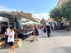 Viterbo - Il mercato del sabato a piazza della Rocca