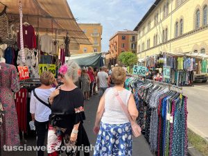 Viterbo - Il mercato del sabato torna a piazza della Rocca