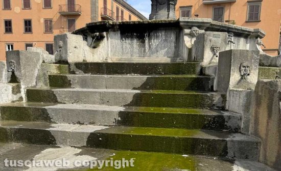 Viterbo - La fontana del Vignola a piazza della Rocca fotografata dal consigliere comunale Giulio Marini alle ore 16 di domenica 4 agosto 2024