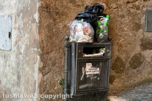Civita Castellana - Sacchetti di immondizia abbandonati a due passi dal comune