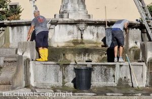 Viterbo - Ripulita la fontana del Vignola a piazza della Rocca