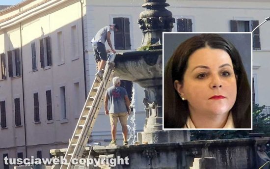 Viterbo - I lavoro di ripulitura la fontana del Vignola a piazza della Rocca - Nel riquadro la sindaca Chiara Frontini
