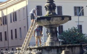 Viterbo - Ripulita la fontana del Vignola a piazza della Rocca