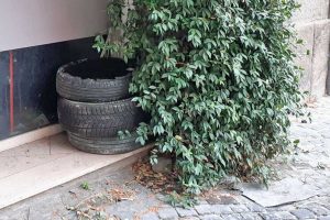 Viterbo - Pneumatici rotti in piazza del Teatro