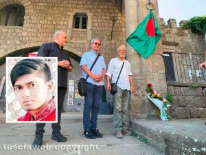 Viterbo - Un mazzo di fiori e la bandiera bengalese a piazza San Lorenzo per Abul Basar Matubbar