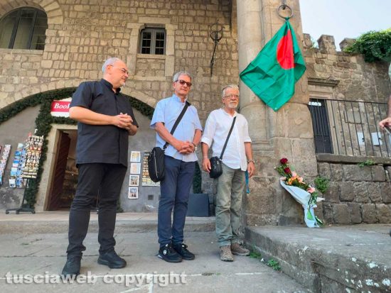 Viterbo - Un mazzo di fiori e la bandiera bengalese sventola a piazza San Lorenzo per Matubbar