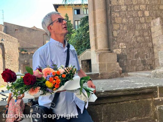 Viterbo - Un mazzo di fiori e la bandiera bengalese sventola a piazza San Lorenzo per Matubbar