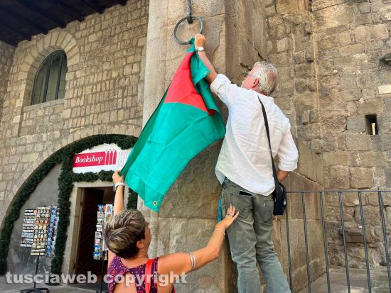 Viterbo - Un mazzo di fiori e la bandiera bengalese sventola a piazza San Lorenzo per Matubbar