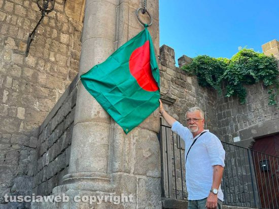 Viterbo - Un mazzo di fiori e la bandiera bengalese sventola a piazza San Lorenzo per Matubbar