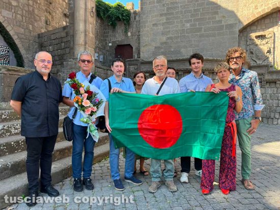 Viterbo - Un mazzo di fiori e la bandiera bengalese sventola a piazza San Lorenzo per Matubbar