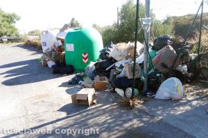 Viterbo - Rifiuti all'isola ecologica del Quartuccio