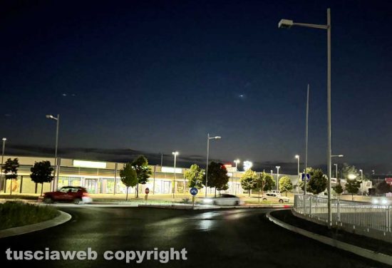Cassia nord - Area commerciale all'entrata di Viterbo al buio