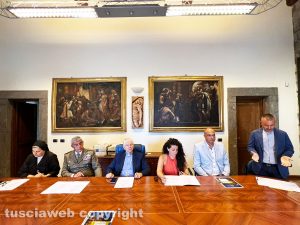 Viterbo - Conferenza stampa di Una Rosa in volo - Da sinistra suor Francesca Pizzaia, Salvatore Annigliato, Orazio Francesco Piazza, Chiara Frontini, Giancarlo Martinengo e don Emanuele Germani