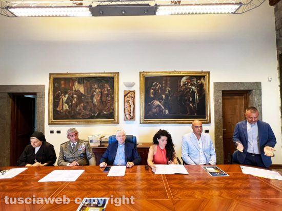 Viterbo - Conferenza stampa di Una Rosa in volo - Da sinistra suor Francesca Pizzaia, Salvatore Annigliato, Orazio Francesco Piazza, Chiara Frontini, Giancarlo Martinengo e don Emanuele Germani