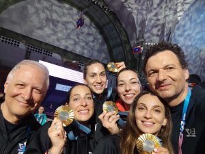 La squadra di scherma medaglia d’oro a Parigi assieme a Maurizio Iaschi (sulla destra)