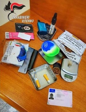Calcata - Il materiale per la droga sequestrato