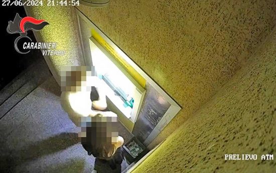 Vasanello - Carabinieri - Prende a pugni sportello bancomat
