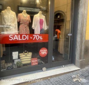 Viterbo - Spaccata vetrina di un negozio a Corso Italia