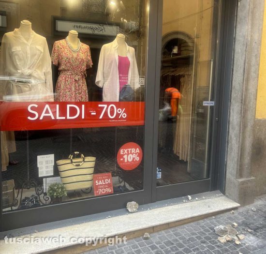 Viterbo - Spaccata vetrina di un negozio a Corso Italia
