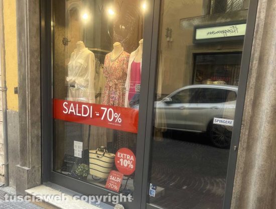 Viterbo - Spaccata vetrina di un negozio a Corso Italia