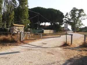 Tarquinia - Sbarra al confine di uno dei consorzi di lottisti in località San Giorgio