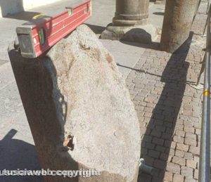 Viterbo - Danneggiata la colonna al portone di ingresso del giardino di palazzo dei Priori