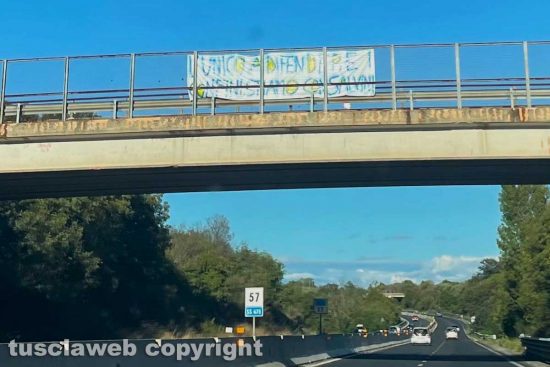 Viterbo - Lo striscione di solidarietà per Salvini 