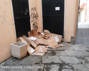 Viterbo - Rifiuti in via dell'Archetto