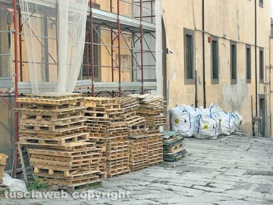 Viterbo - Il cantiere di piazza Fontana grande