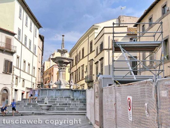 Viterbo - Il cantiere di piazza Fontana grande