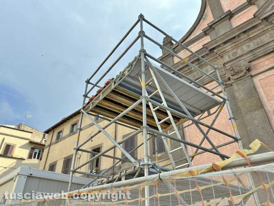 Viterbo - La torretta per la diretta televisiva in piazza Fontana grande