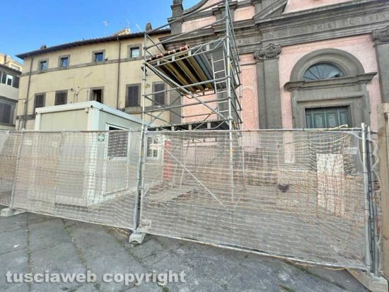 Viterbo - La torretta per la diretta televisiva in piazza Fontana grande