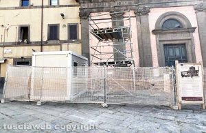 Viterbo - Il cantiere e la torretta per la diretta televisiva in piazza Fontana grande