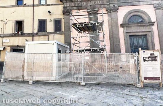 Viterbo - Il cantiere e la torretta per la diretta televisiva in piazza Fontana grande