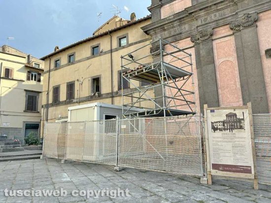 Viterbo - Il cantiere e la torretta per la diretta televisiva in piazza Fontana grande