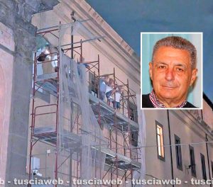 Viterbo - L’impalcatura del cantiere di piazza Fontana grande la sera del 3 settembre - Nel riquadro Giulio Marini