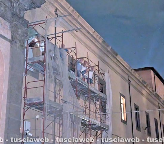 Viterbo - L’impalcatura del cantiere di piazza Fontana grande la sera del 3 settembre